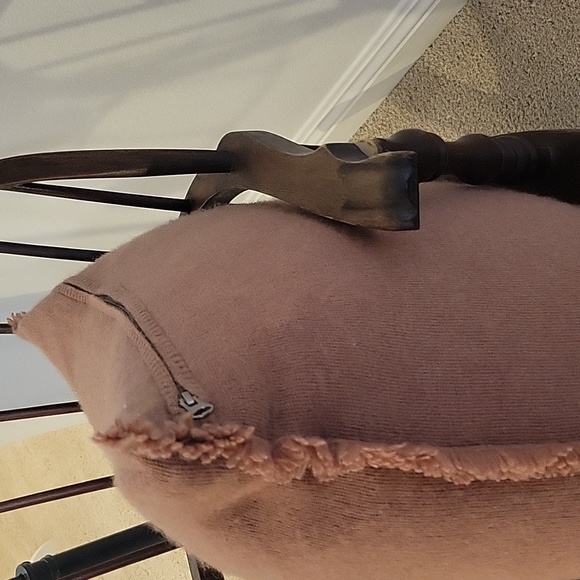 Vince 100% cashmere 21" plush pillow mauve color - Picture 2 of 7